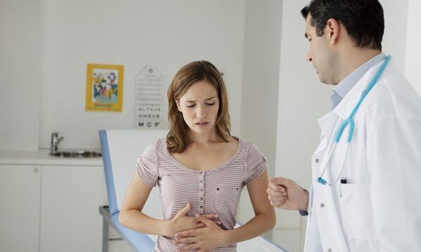 A gastroenterologist explains in detail to a patient with pancreatitis how to eat so as not to harm the body
